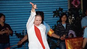 搶當通靈少女 謝忻起乩實況曝光（圖／CTWANT授權提供)