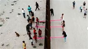 打破美墨的高牆！邊境長城加裝「粉紅蹺蹺板」　兩國孩子開心玩耍（圖／翻攝自rrael IG）