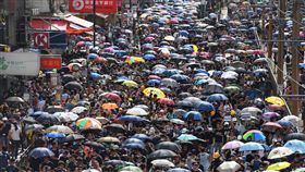 反送中光復元朗　香港民眾上街頭（2）香港反送中支持者27日下午在新界元朗發起「光復元朗」遊行，雖然活動未獲警方批准，但支持者表示會繼續遊行；下午3時遊行展開時，現場滿是人潮，以實際行動力挺反送中。中央社記者王飛華攝　108年7月27日