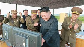 中國辦大事　金正恩軍事行動刷存在感除了南海爭議外，金正恩（左2）掌權後的北韓同樣令中國頭痛不已。北韓更在過去幾個月內，頻頻選在中國「辦大事」時透過軍事行動「刷存在感」。（共同社資料照片）中央社　106年10月12日