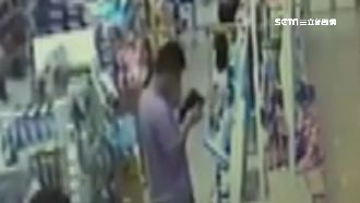 妙齡女逛街遭跟蹤！噁男3度蹲下偷拍