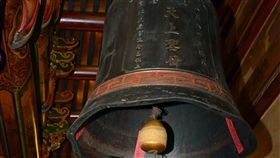 農曆7月關心好兄弟　新港奉天宮封鐘鼓嘉義縣新港奉天宮「封鐘鼓」儀式於21日、農曆6月最後一天舉行，停止鳴鐘擊鼓，避免驚嚇到接受普度的「先民、好兄弟」。奉天宮董事長何達煌在祭典儀式結束後，親自封鐘鼓。（新港奉天宮提供）中央社記者黃國芳傳真　106年8月21日