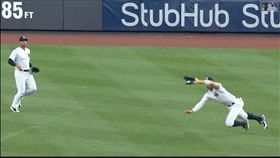 ▲『法官』賈吉（Aaron Judge）外野飛撲美技沒收安打。（圖／翻攝自MLB官網）