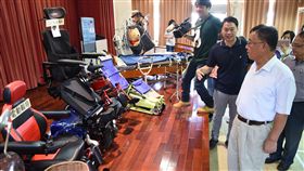 澎湖輔具代償墊付上路（2）澎湖縣政府30日與縣內7家輔具業者在身心障礙福利中心進行「代償墊付」簽約，澎湖縣長賴峰偉（前右）表示，透過此制度，可讓民眾更輕鬆取得輔具服務。中央社　108年7月30日