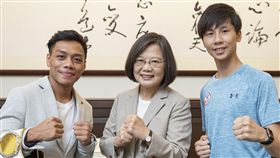 總統蔡英文31日接見108年東太平洋拳擊聯盟青年金腰帶拳王得主洪嘉慶。（圖／總統府提供）