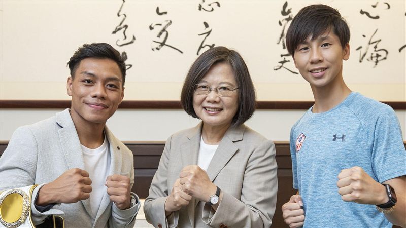 接見青年拳王洪嘉慶　小英竟問這一句