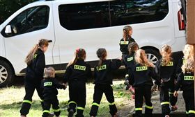 電影《西遊記》中的女兒國竟在真實世界上演！波蘭南部一個名叫「Miejsce Odrzańskie」的小村莊，連續9年來只有女嬰出生，性別比相當不平衡，村莊裡最小的男孩現在也已12歲，當地政府為此苦惱，他們也找不到只生出女嬰的原因，於是他們只好祭出補助辦法，宣布未來若是有居民生出男嬰，將會給出特殊獎勵，希望能藉此迎來男寶寶。（圖／翻攝自Cinemaniaco推特）