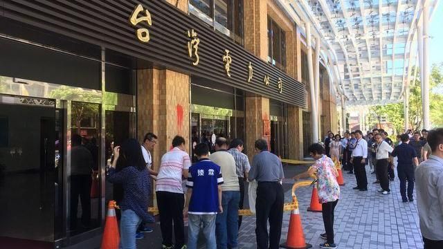 快訊／男辦業務不爽　台電大樓潑紅漆