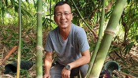 公務生涯告段落  陳景行推廣甜龍筍（1）原在屏東縣潮州鎮公所擔任秘書的陳景行，公務生涯告一段落後，到處推廣甜龍筍，他表示，甜龍筍比一般竹筍好種，農民可以考慮。（農糧署提供）中央社記者郭芷瑄傳真  108年7月31日