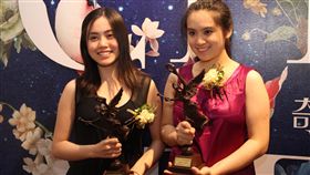 奇美藝術獎首見　姊妹檔一起得獎（1）奇美文化基金會30日在奇美博物館舉行第31屆奇美藝術獎頒獎典禮，姊妹檔許珊綺（右）、許名妤（左）一起獲獎。中央社記者楊思瑞攝　108年7月30日