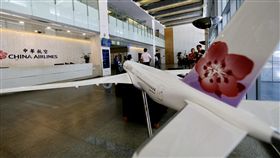 國安局私菸案傳搜索華航空品處（1）媒體報導台灣台北地方檢察署偵辦國安局人員涉利用總統出訪勤務走私菸品，26日指揮法務部調查局新北市調查處搜索華航空品處；北檢基於偵查不公開，暫不回應。中央社記者邱俊欽桃園機場攝　108年7月26日