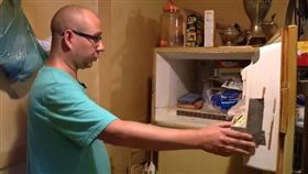 整理亡母冰箱！打開見「冰40年嬰屍」　男驚：可能是我姊（圖／翻攝自YouTube／KSDK News）