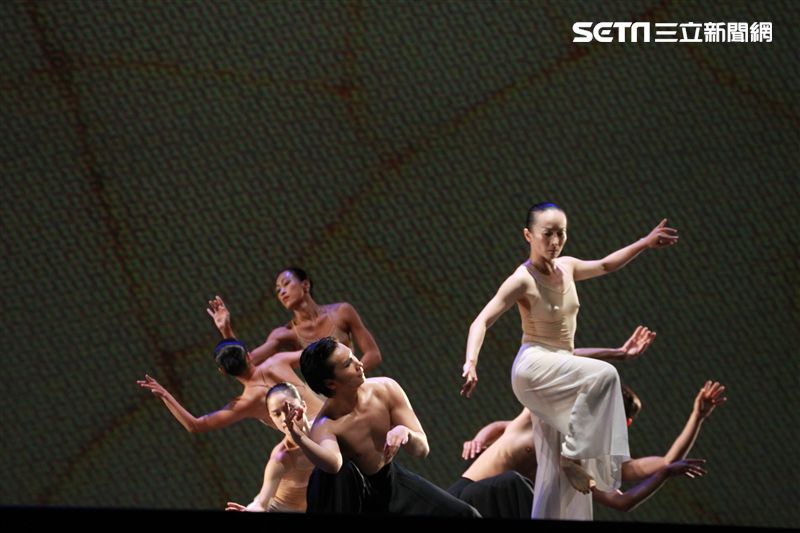 雲門舞集創辦人暨藝術總監林懷民卸任前最後戶外公演，感謝觀眾龐大力量支持雲門。（記者邱榮吉/攝影）