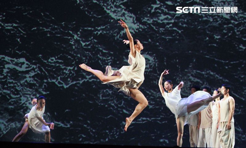 雲門舞集創辦人暨藝術總監林懷民卸任前最後戶外公演，感謝觀眾龐大力量支持雲門。（記者邱榮吉/攝影）