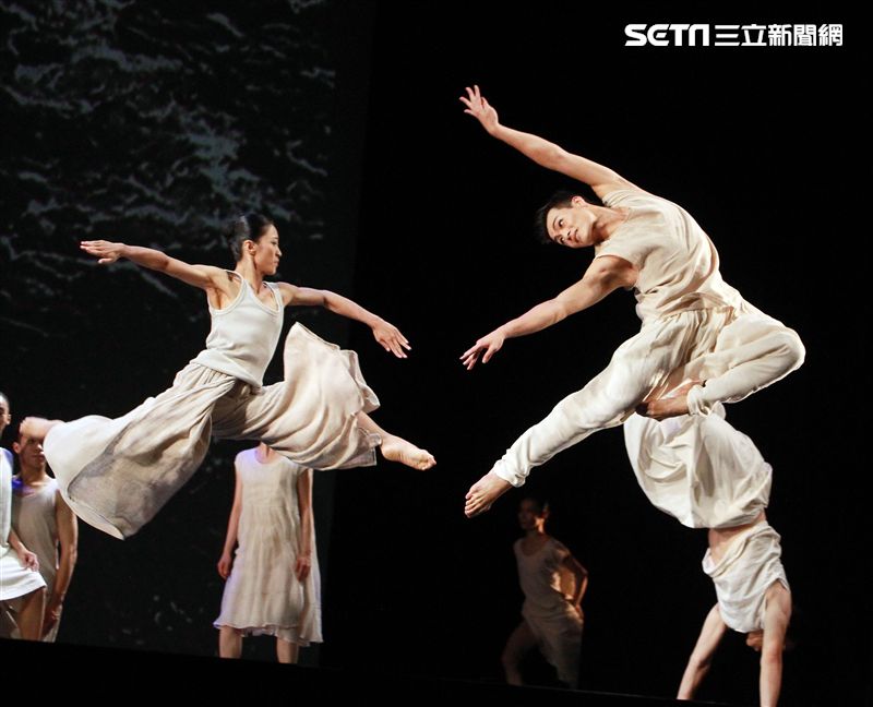 雲門舞集創辦人暨藝術總監林懷民卸任前最後戶外公演，感謝觀眾龐大力量支持雲門。（記者邱榮吉/攝影）