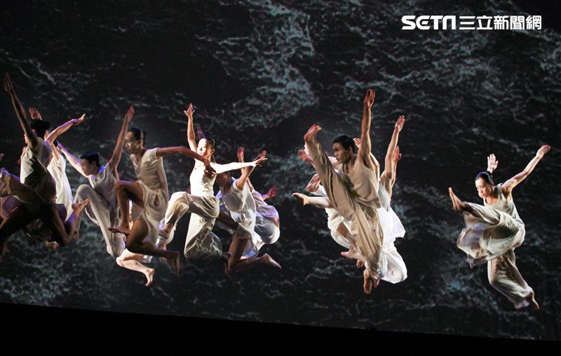 雲門舞集創辦人暨藝術總監林懷民卸任前最後戶外公演，感謝觀眾龐大力量支持雲門。（記者邱榮吉/攝影）