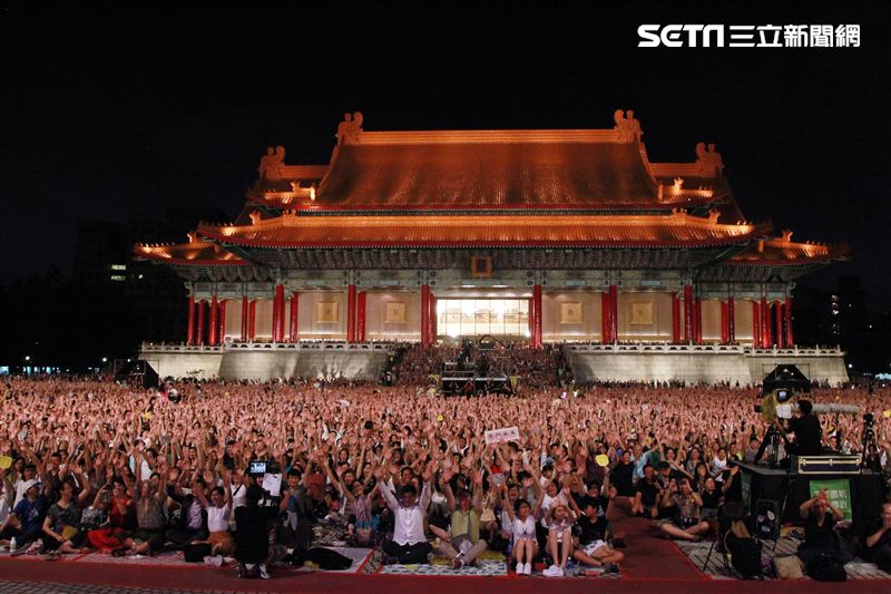 雲門舞集創辦人暨藝術總監林懷民卸任前最後戶外公演，感謝觀眾龐大力量支持雲門。（記者邱榮吉/攝影）