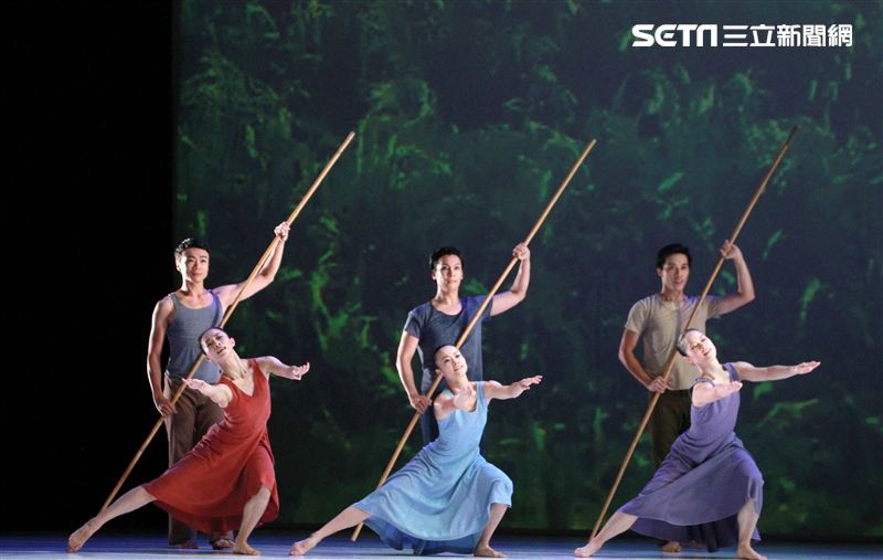 雲門舞集創辦人暨藝術總監林懷民卸任前最後戶外公演，感謝觀眾龐大力量支持雲門。（記者邱榮吉/攝影）