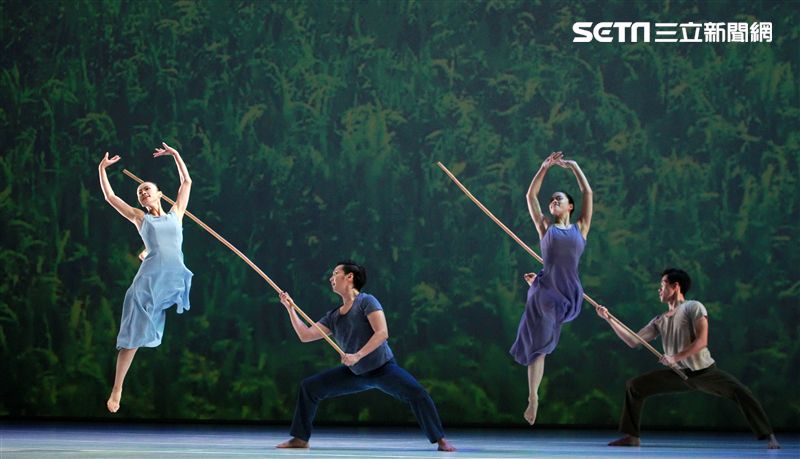 雲門舞集創辦人暨藝術總監林懷民卸任前最後戶外公演，感謝觀眾龐大力量支持雲門。（記者邱榮吉/攝影）