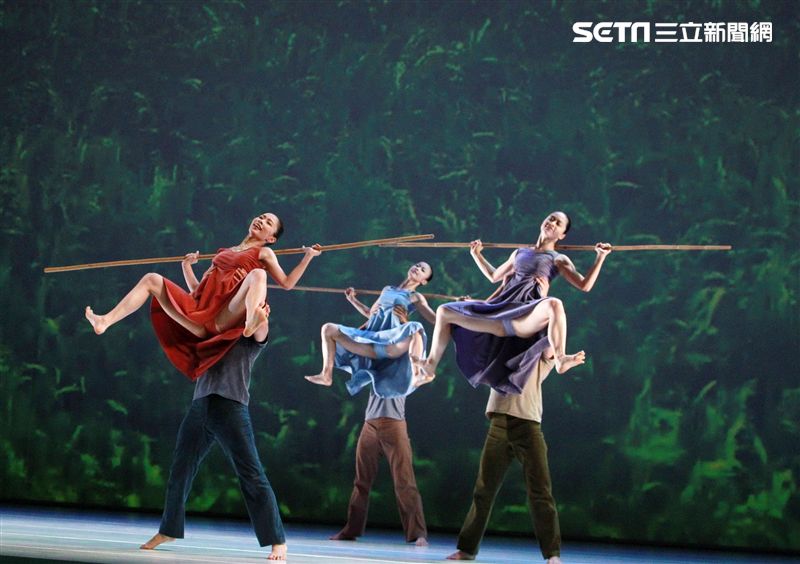 雲門舞集創辦人暨藝術總監林懷民卸任前最後戶外公演，感謝觀眾龐大力量支持雲門。（記者邱榮吉/攝影）