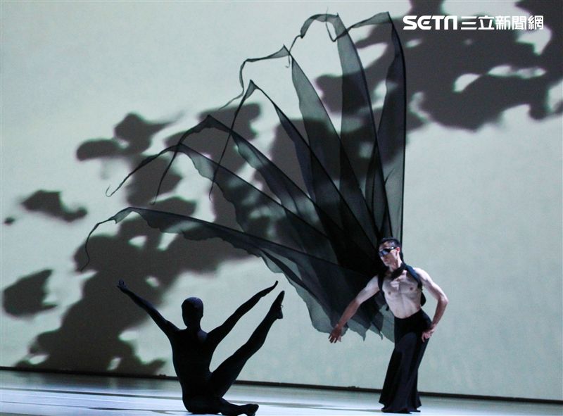 雲門舞集創辦人暨藝術總監林懷民卸任前最後戶外公演，感謝觀眾龐大力量支持雲門。（記者邱榮吉/攝影）