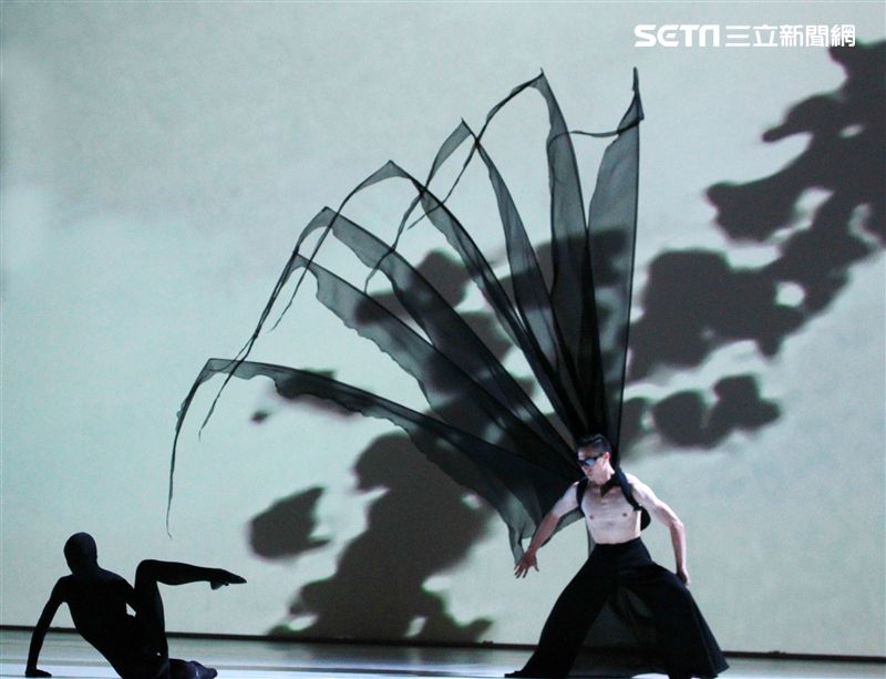 雲門舞集創辦人暨藝術總監林懷民卸任前最後戶外公演，感謝觀眾龐大力量支持雲門。（記者邱榮吉/攝影）