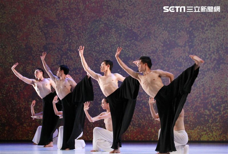 雲門舞集創辦人暨藝術總監林懷民卸任前最後戶外公演，感謝觀眾龐大力量支持雲門。（記者邱榮吉/攝影）