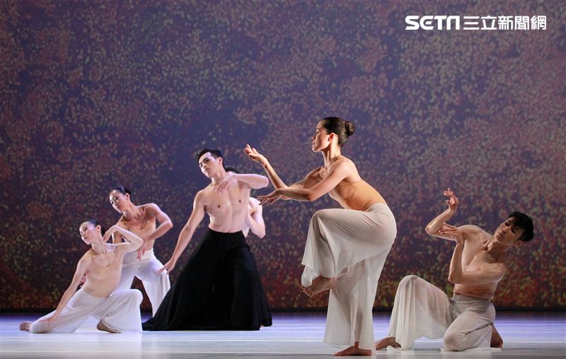 雲門舞集創辦人暨藝術總監林懷民卸任前最後戶外公演，感謝觀眾龐大力量支持雲門。（記者邱榮吉/攝影）