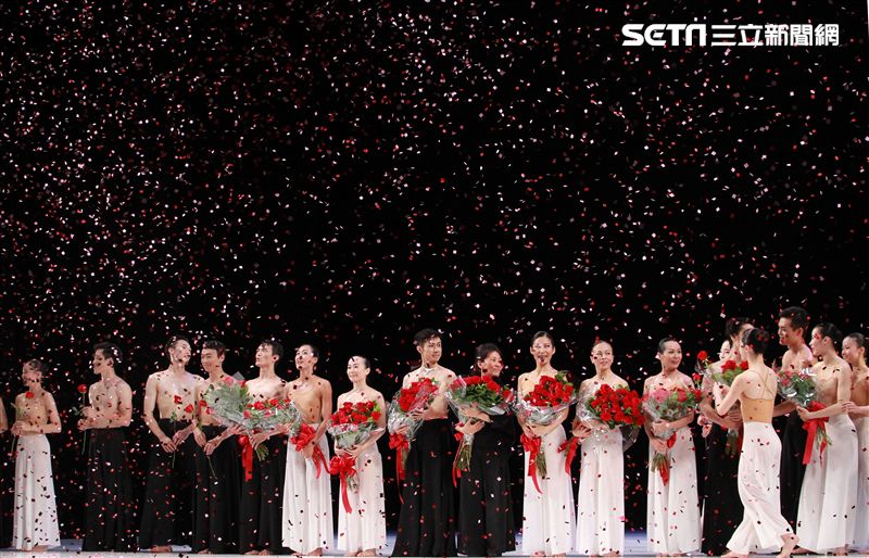 雲門舞集創辦人暨藝術總監林懷民卸任前最後戶外公演，感謝觀眾龐大力量支持雲門。（記者邱榮吉/攝影）