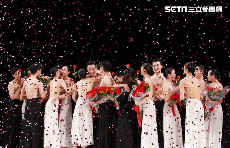 雲門舞集創辦人暨藝術總監林懷民卸任前最後戶外公演，感謝觀眾龐大力量支持雲門。（記者邱榮吉/攝影）