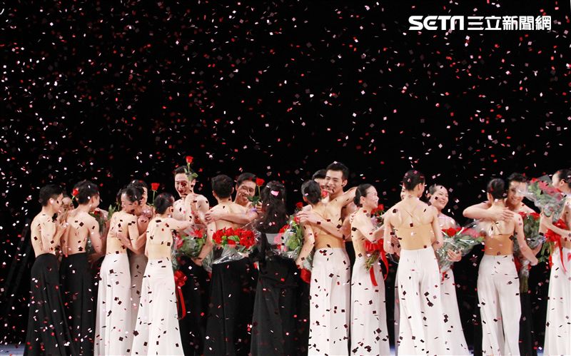 雲門舞集創辦人暨藝術總監林懷民卸任前最後戶外公演，感謝觀眾龐大力量支持雲門。（記者邱榮吉/攝影）