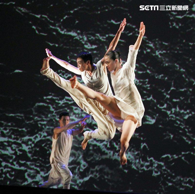 雲門舞集創辦人暨藝術總監林懷民卸任前最後戶外公演，感謝觀眾龐大力量支持雲門。（記者邱榮吉/攝影）