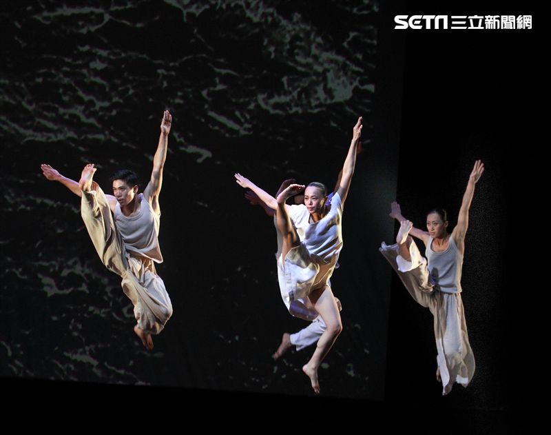 雲門舞集創辦人暨藝術總監林懷民卸任前最後戶外公演，感謝觀眾龐大力量支持雲門。（記者邱榮吉/攝影）