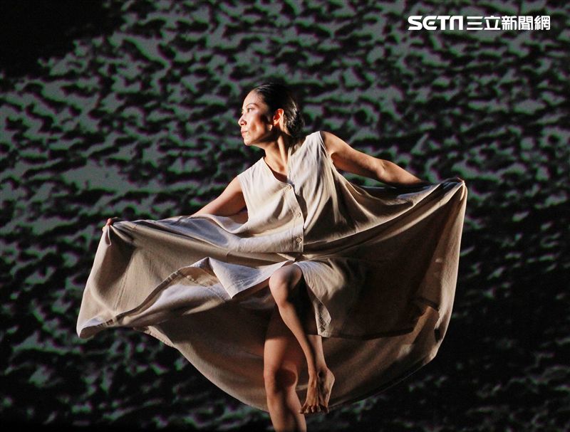 雲門舞集創辦人暨藝術總監林懷民卸任前最後戶外公演，感謝觀眾龐大力量支持雲門。（記者邱榮吉/攝影）