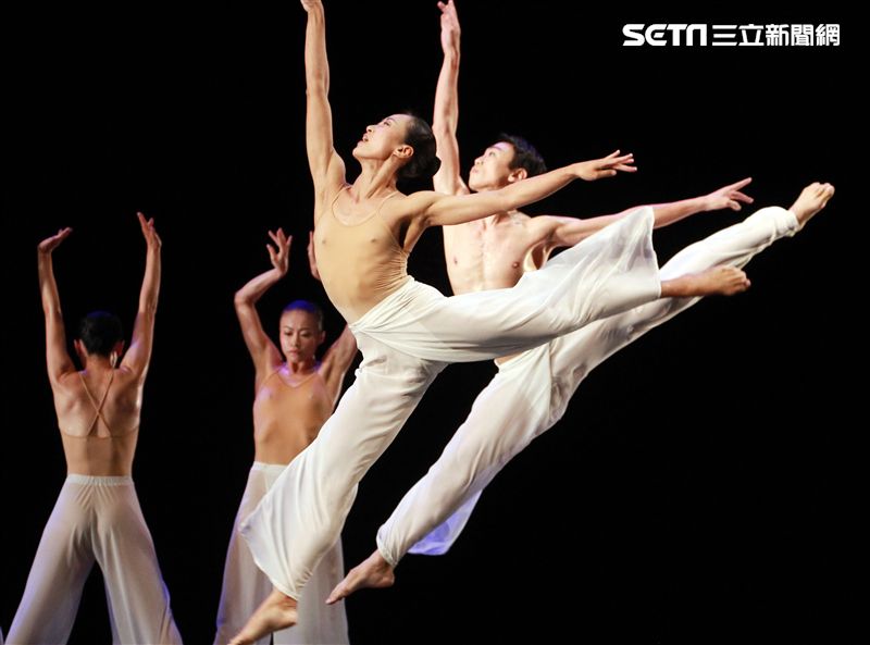 雲門舞集創辦人暨藝術總監林懷民卸任前最後戶外公演，感謝觀眾龐大力量支持雲門。（記者邱榮吉/攝影）