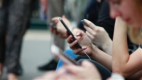 滑手機,搞消失,低頭族,手機。（圖／翻攝自unsplash）