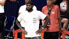 LeBron James近日現身兒子比賽。（圖／翻攝自推特）