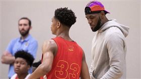 詹皇與Dior Johnson。（圖／翻攝自推特）