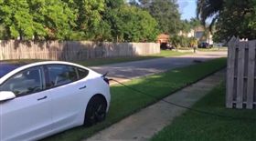 天降大禮！一覺醒來「百萬特斯拉」停門口　屋主揭惡劣真相（圖／翻攝自推特）