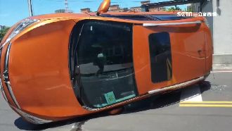 休旅車遭撞「側翻」　2駕駛幸無大礙