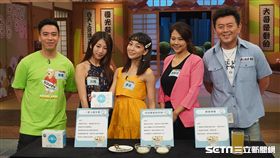 來賓們述說自己身體狀況。 
來賓比特介紹益生菌的好處。 
主持人庹宗康和來賓們合照。