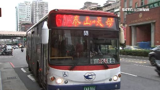 大嬸搶公車座位　踹女童嗆：擋路