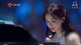 林志玲參與江蘇衛視跨年晚會，鋼琴伴奏/現代舞。(翻攝微博)