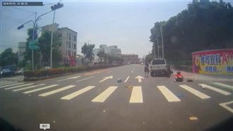 婦騎車闖紅燈遭撞飛　女兒壓休旅車底