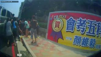 少女遭撞困車底　熱心民眾抬車救援