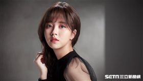 ▲金所炫配戴LACELLE蕾絲炫眸-炫眸金隱形眼鏡。（圖／博士倫官方提供）
