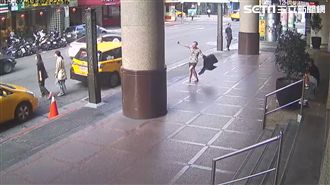 戰鬥民族街頭赤腳狂舞　騷擾路過老伯