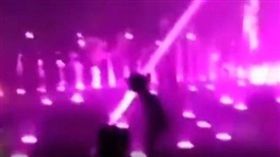 恐怖！女童遭噴泉水柱狂衝數公尺　高空墜下「下體全撕裂」（圖／翻攝自看看新聞）