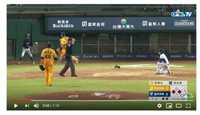 ▲胡金龍遭到觸身球三振，球僮撿球送還給黃鈞聲。（圖／截自CPBL TV）