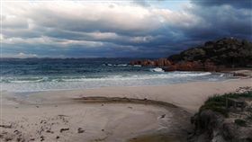 獨居無人島29年！極美海景PO上網　79歲爺爺成網紅（圖／翻攝自Mauro Da Budelli臉書）